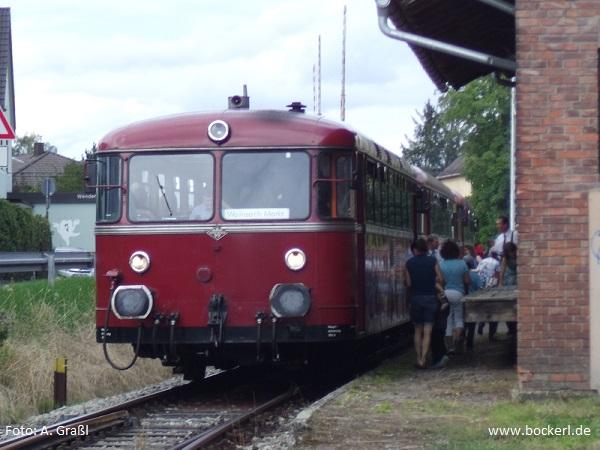 Schienenbus in Wolnzach am 19.8.2017, Foto: Graßl