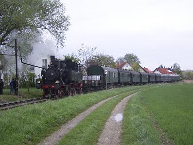 Zug bei der ersten Einfahrt, Halt zum Wasserfassen, 17.4.09